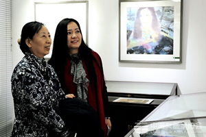 褚晓莉陪同孔紫老师参观展览 褚晓莉陪同孔紫老师参观展览